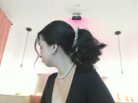 Soy una mujer que lleva la sensualidad con gracia, un destello de alegría en cada paso que doy. Mi carisma es como un imán, atrayendo a aquellos que buscan una dosis de positividad en sus vidas. La diversión es mi compañera constante.