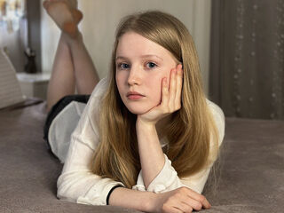 hot cam girl fingering shaved pussy LilianHoward