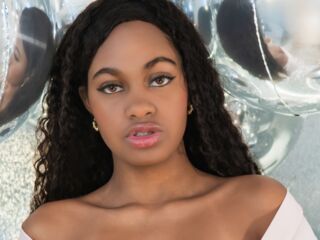 camgirl spreading pussy StormiHills