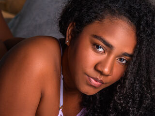 camgirl playing with vibrator AmaraRuiiz