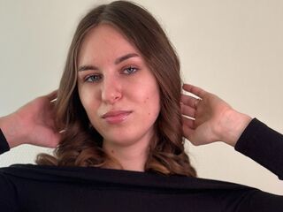 cam girl playing with vibrator BessZunich
