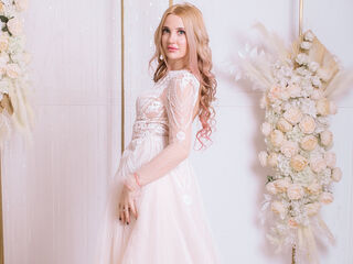 camgirl fingering shaved pussy DominikaHunter