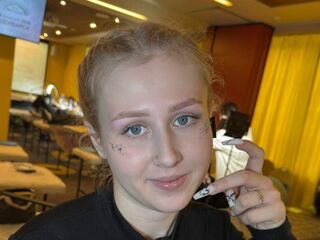 naked camgirl masturbating with dildo EmelinaKrider