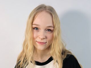 hot cam girl fingering pussy KamiMellema