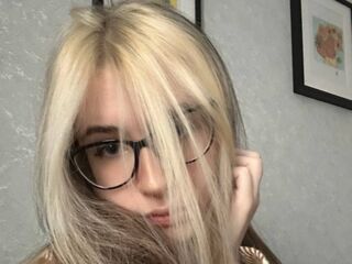 camslut fingering shaved pussy KiraRihand