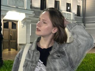 camgirl fingering shaved pussy KrissyJn