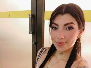 hot cam girl fingering shaved pussy LesslyKity