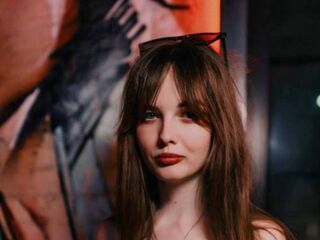 camslut fingering shaved pussy LisaDrake