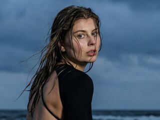 naughty camgirl masturbating with dildo MilaOlivers