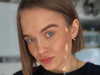 topless camgirl MyriamQuinnan