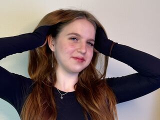 cam girl playing with dildo NilaBudy