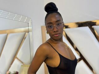 shaved pussy web cam SelenaHadid