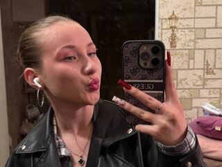 naughty cam girl fingering shaved pussy ShawnGoick